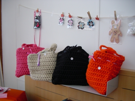 des sacs tricotés multicolores